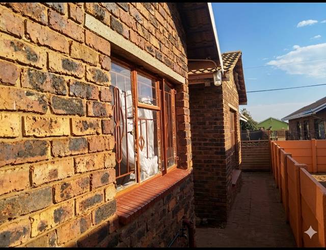 3 BEDROOM HOUSE FOR SALE IN SEBOKENG ZONE 10
